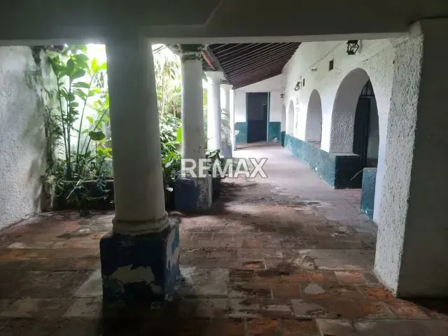 EN VENTA BIENHECHURIA CON TERRENO UBICADO EN EXCELENTE ZONA DE ARAURE - 6