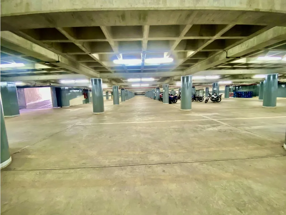 DOS LOCALES EN CENTRO COMERCIAL LA URBINA 314M2+80M2 DE TERRAZA - 23