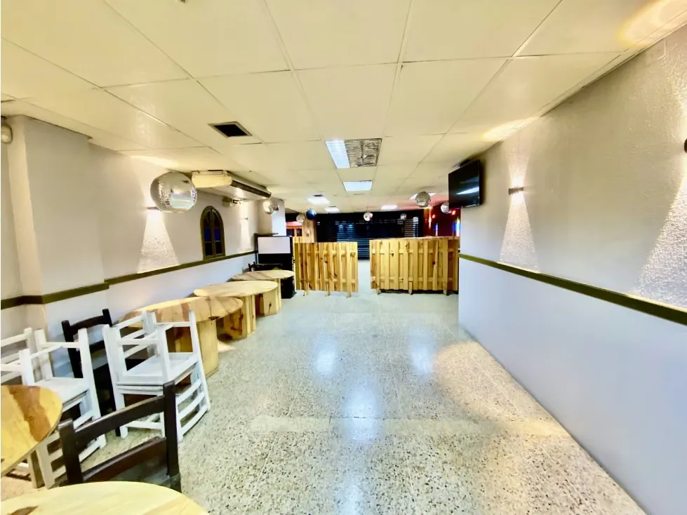 DOS LOCALES EN CENTRO COMERCIAL LA URBINA 314M2+80M2 DE TERRAZA - 5