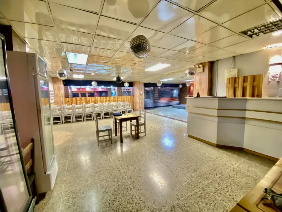 DOS LOCALES EN CENTRO COMERCIAL LA URBINA 314M2+80M2 DE TERRAZA - 8