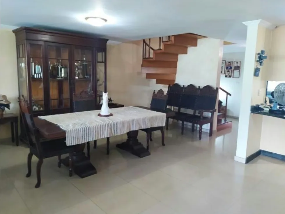 HERMOSA Y AMPLIA QUINTA EN BOSQUE VALLE 800m2 5h/3b/3p - 4