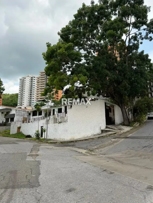 Venta de Casa con amplio terreno ubicada en el Parral Valencia