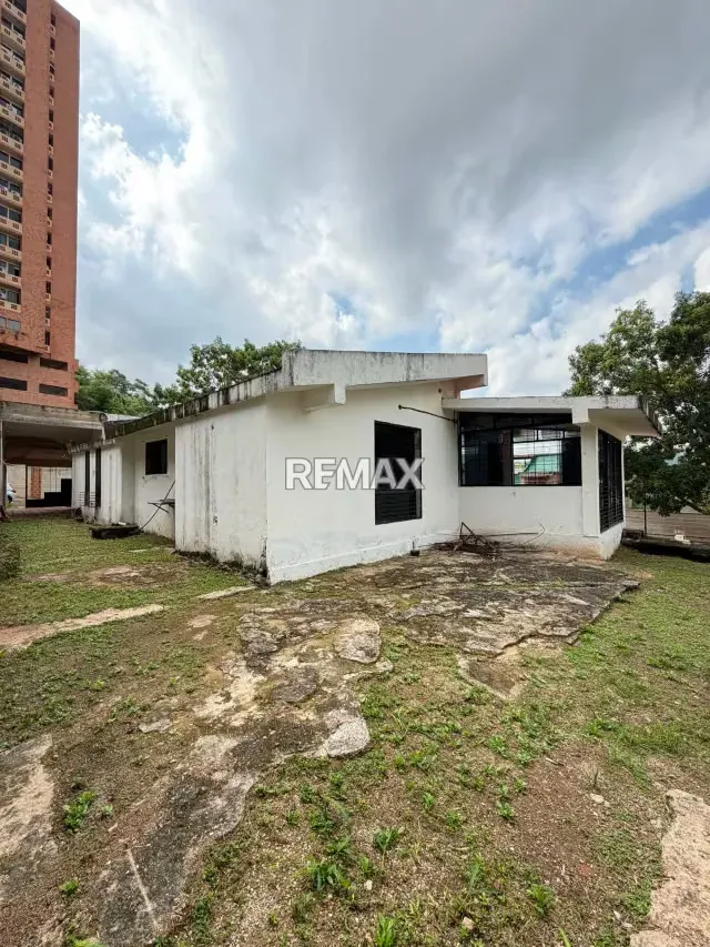 Venta de Casa con amplio terreno ubicada en el Parral Valencia - 2