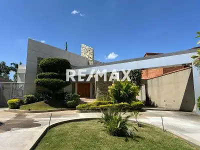 Casa De Lujo Remodelada En Venta En Villas Laguna Club Guataparo Valencia