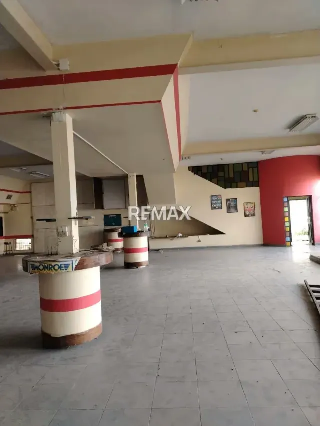 Ofrezco en venta local comercial (antiguo Repuestos Dinamita) con galpón integrado, oficinas y apartamento - 2
