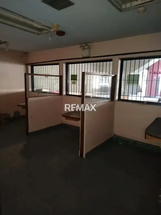 Ofrezco en venta local comercial (antiguo Repuestos Dinamita) con galpón integrado, oficinas y apartamento - 3
