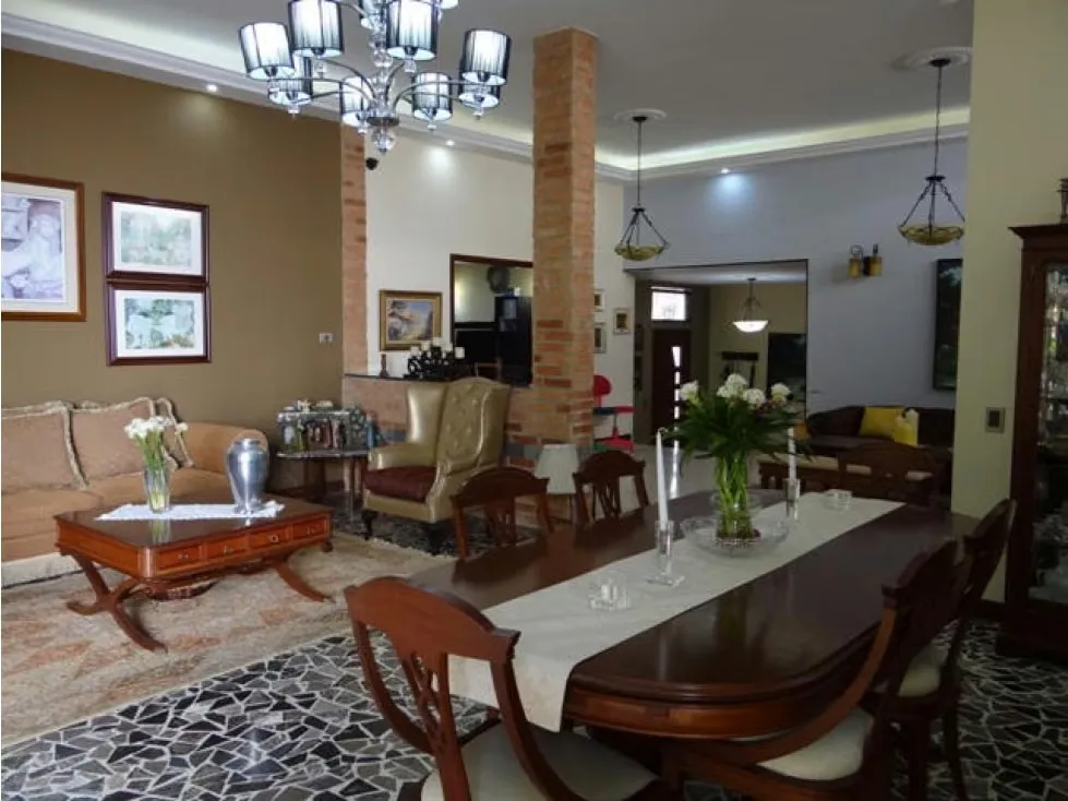 Casa en Venta en la Urbanización El Marques Mun. Sucre - 5