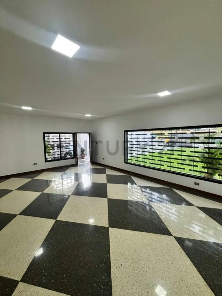 En venta casa de 3 niveles Urbanización Santa Teresa - 2