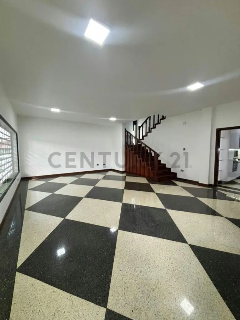 En venta casa de 3 niveles Urbanización Santa Teresa - 3