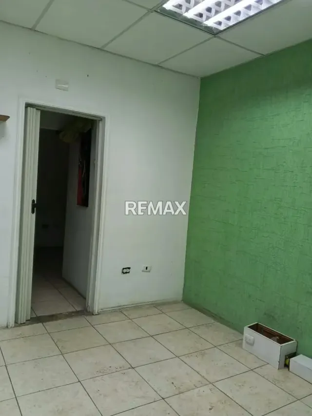 Local comercial en alquiler galerias de Charallave - 4