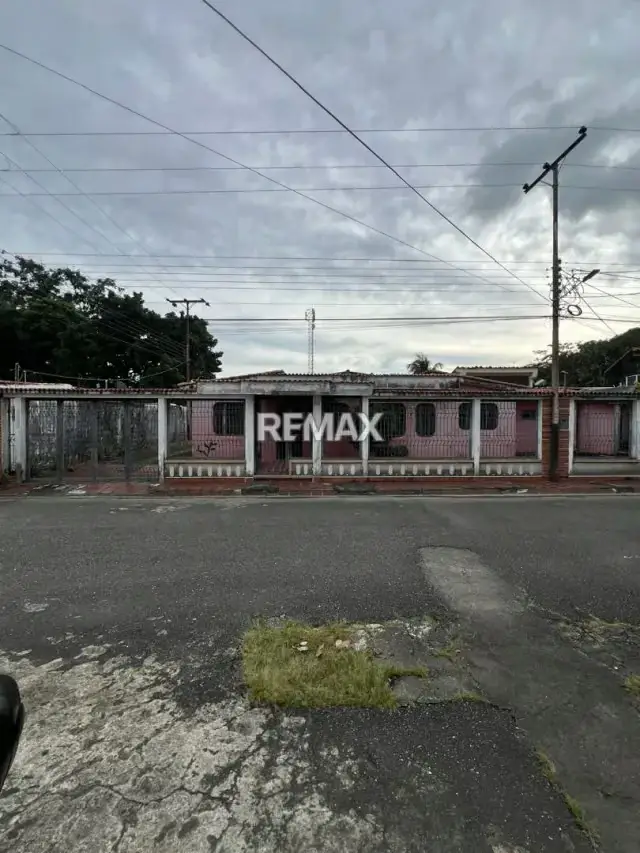 En Venta dos casas en una con amplio terreno adicinal, ubicada en Guanare, Urb. Altos de la Colonia, Calle 4, Casa 97, Guanare, Portuguesa, Venezuela