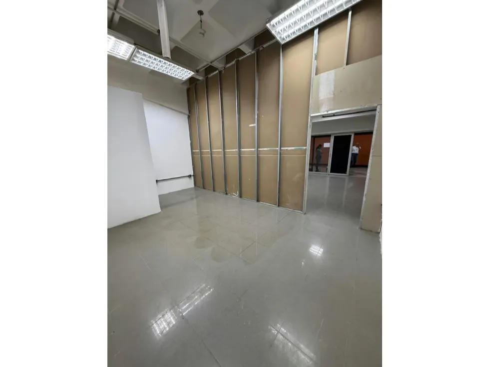 Local en venta o alquiler 53m², Av. ppal del Valle - 4