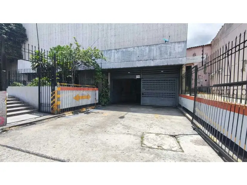 Se vende estacionamiento 1850m2 Catia 2782