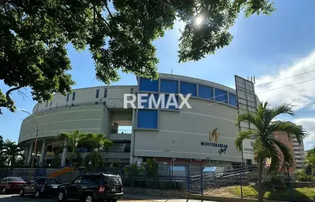 EN VENTA LOCAL DE DOS NIVELES EN C.C MEDITERRANEAN PLAZA