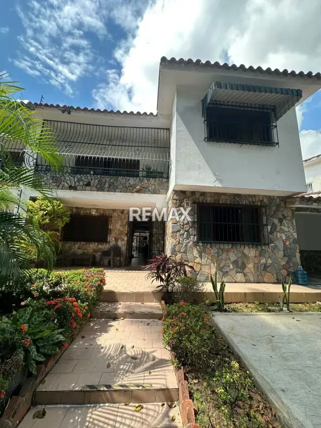CASA EN VENTA PARA USO COMERCIAL O RESIDENCIAL EN LA TRIGALEÑA