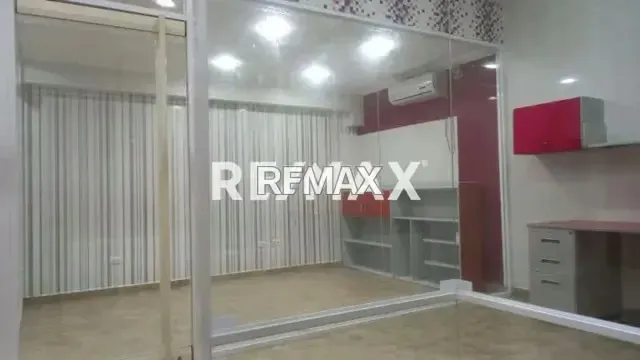 EN ALQUILER LOCAL COMERCIAL EN C.C VIRGEN DEL VALLE, SECTOR TIPURO - 8