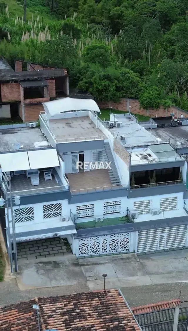 En VENTA CASA EN Av. LA ULA Villa Granadina