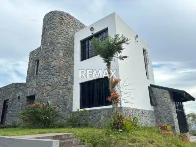 CASA EN VENTA, Lomas de Club de Campo