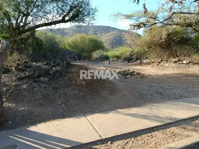 Amplio terreno con excelente ubicación