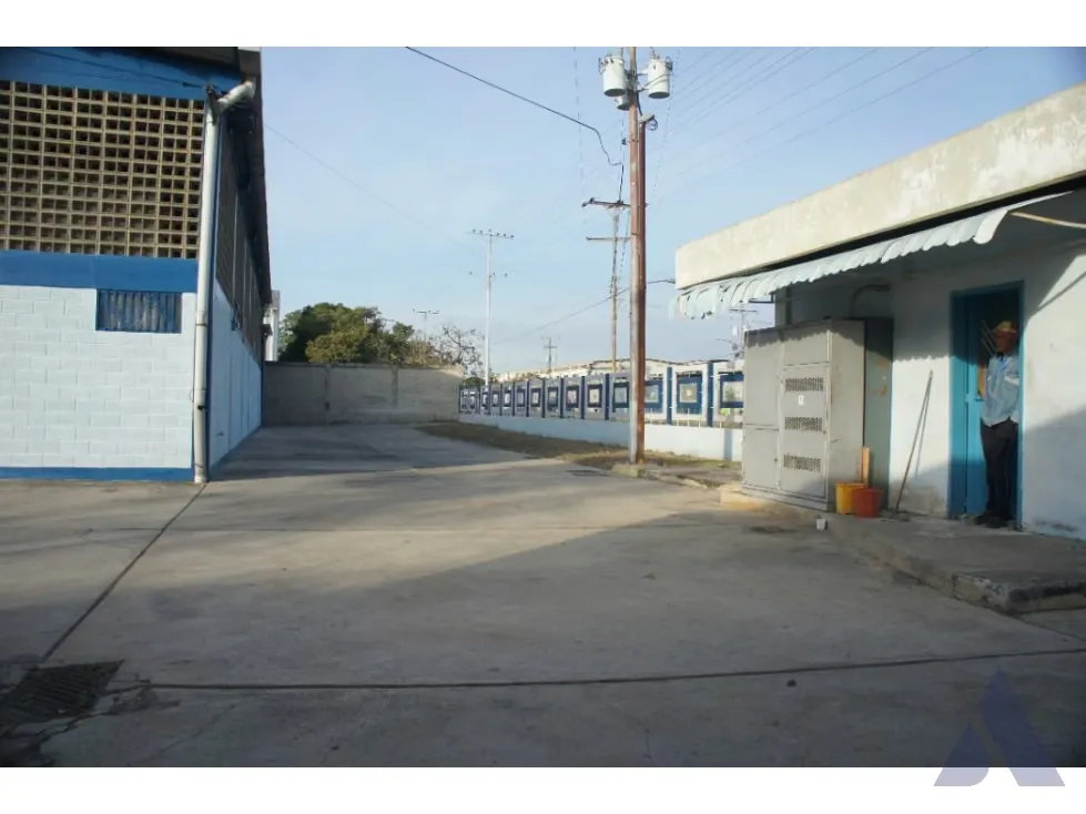 Se vende galpón 840m2 La Mora II-La Victoria 5924 - 7