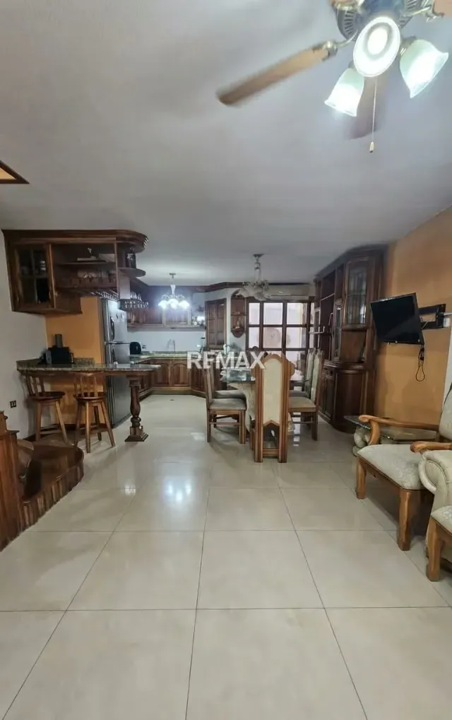 Casa Esquinera en Alquiler – Portal de las Acacias - 2