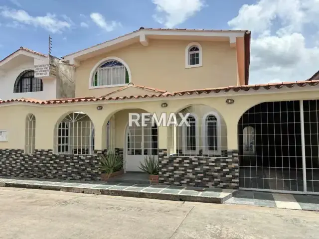 Venta de Hermosa Casa Quinta ubicada en Urbanización La Mora II, La Victoria.