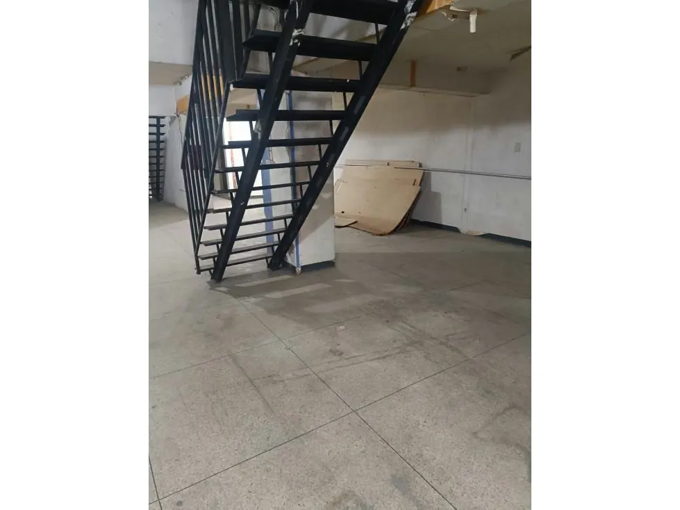 Local en alquiler 1000m², Av Lebrum - 19
