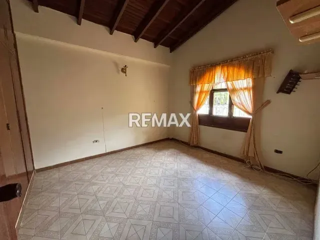 Se Vende Casa en Urb. El Castaño - 18
