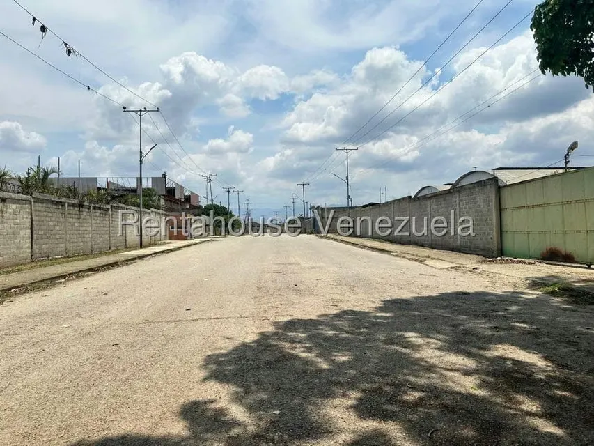 Terreno (Comercial) en Venta en La Raiza, Miranda - 32