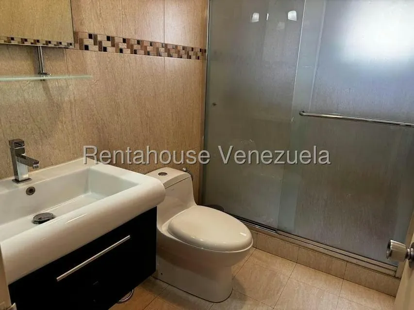 Apartamento (1 Nivel) en Alquiler en Los Chorros, Distrito Metropolitano - 17