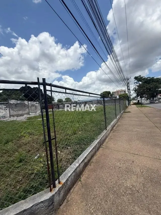En Alquiler Lote estratégicamente ubicado en la avenida 13 de Junio - Araure - 12