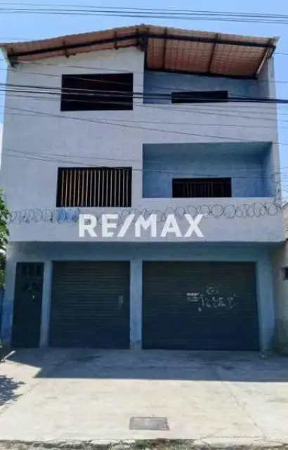 Edificio en obra gris