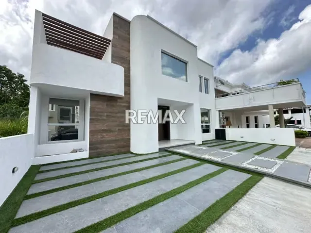 Casa Moderna a Estrenar – Urb. Villa Franca