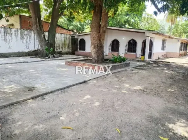 Terreno con casa por remodelar