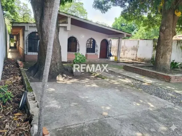 Terreno con casa por remodelar - 2