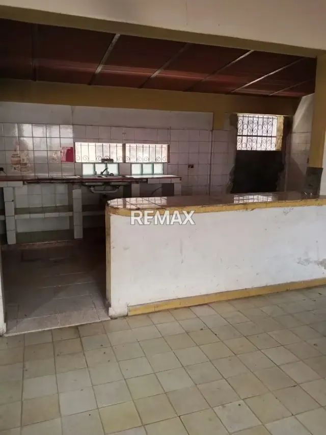Terreno con casa por remodelar - 3