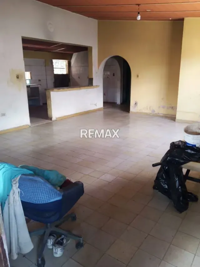 Terreno con casa por remodelar - 4