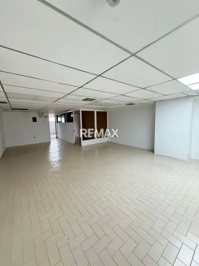 EN ALQUILER Oficina ubicada en el Unicentro el Angel piso 6 - 7