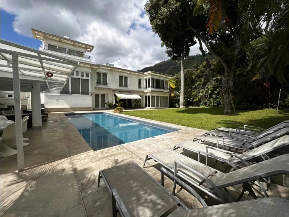 Se vende casa 1080m2. 8H+3S/9B+1S/4P. Country Club