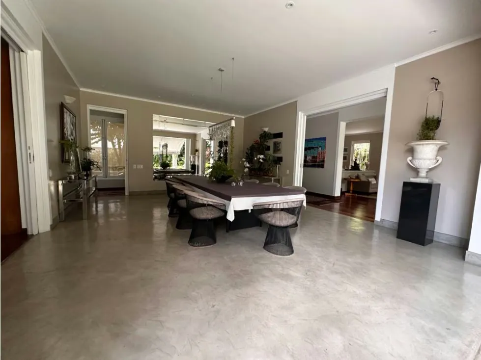 Se vende casa 1080m2. 8H+3S/9B+1S/4P. Country Club - 5