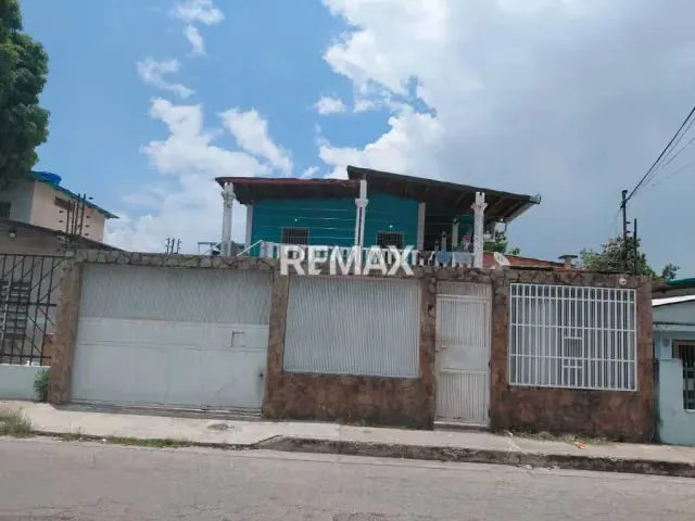 Se vende amplia y versátil propiedad ideal para familias numerosas o inversionistas que deseen generar ingresos adicionales por alquiler.