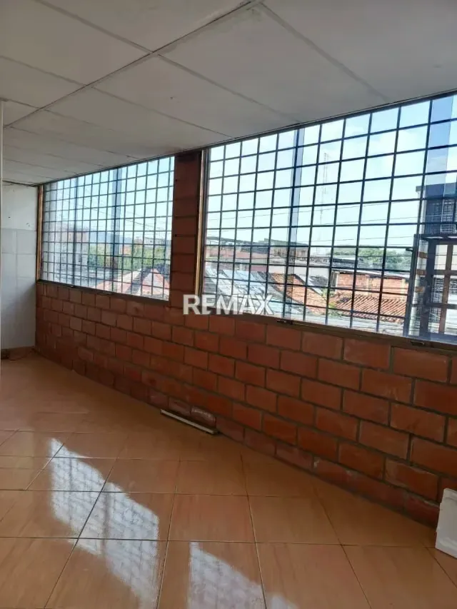 Amplio local comercial en alquiler Ubicado en la calle 6 entre AV. 9 y av. Bolívar.