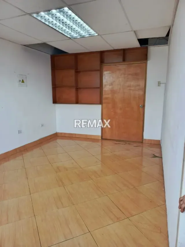 Amplio local comercial en alquiler Ubicado en la calle 6 entre AV. 9 y av. Bolívar. - 3