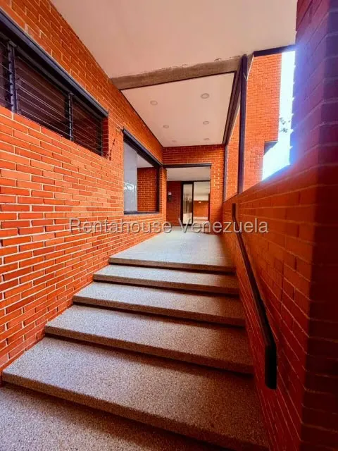 Apartamento (1 Nivel) en Alquiler en Los Dos Caminos, Distrito Metropolitano - 23