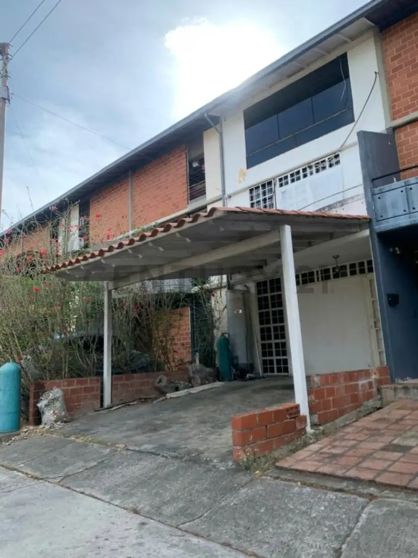 Venta de Hermoso Town House Triple en La Urbanización las Terrazas