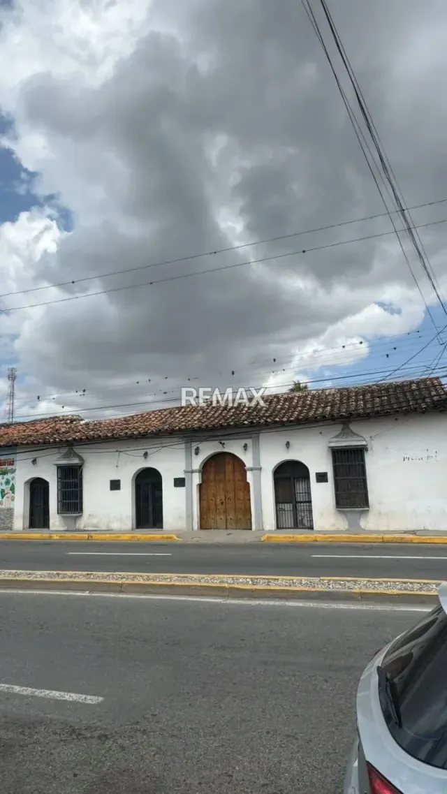 En Quibor Excelente terreno y casa comercial Ubicado en una de las avenidas con la afluencia de vehículos de la zona. Av principal Florencio Gimenez