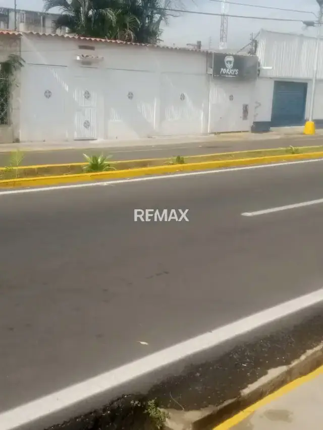 Venta de Amplia Casa con Terreno en obra Gris