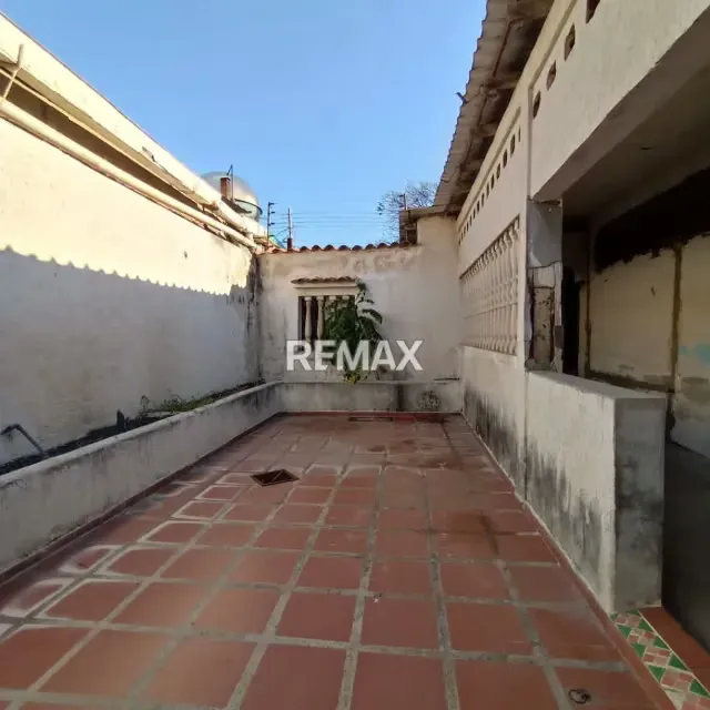 Venta de Amplia Casa con Terreno en obra Gris - 11