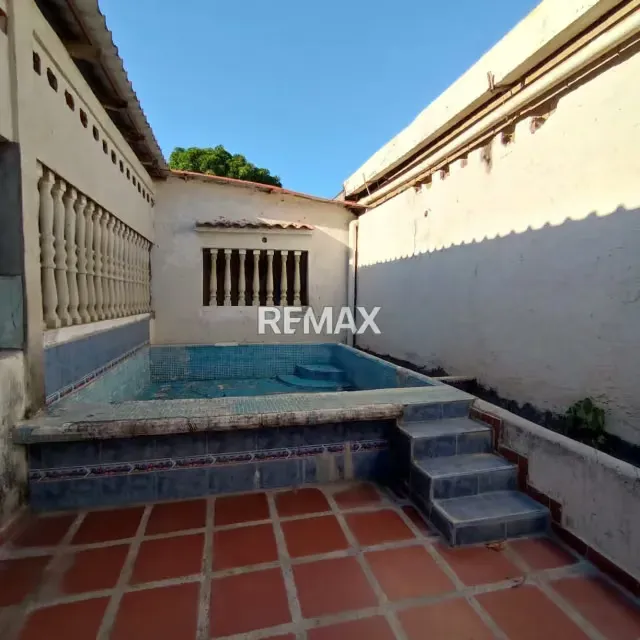 Venta de Amplia Casa con Terreno en obra Gris - 4