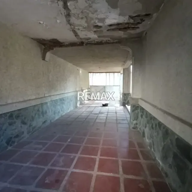Venta de Amplia Casa con Terreno en obra Gris - 7